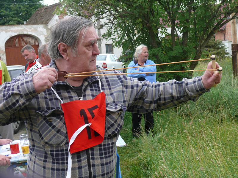 Haklovské prakobraní. V Haklových Dvorech stříleli účastníci soutěže z praku