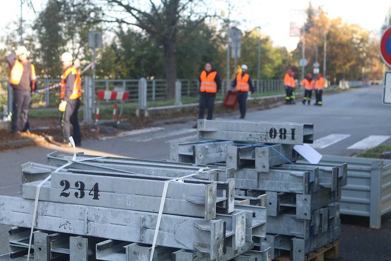 Cvičení zaměřené na stavbu protipovodňové stěny na Vltavě v Českých Budějovicích.