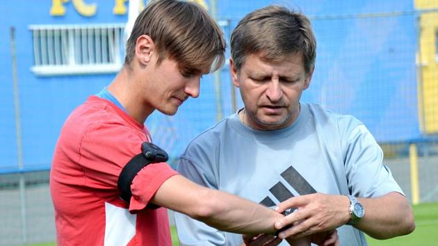 TRENÉR Miroslav Soukup (vpravo) působil jako poradce i v Písku. Na snímku udílí pokyny Jakubu Kaláškovi.   