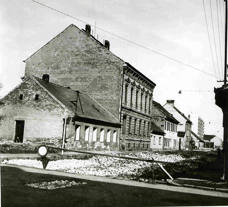 Pohled do Kostelní ulice, 1971. Foto ze sbírky fotografií a pohlednic Jiřího Dvořáka poskytl Státní okresní archiv České Budějovice.