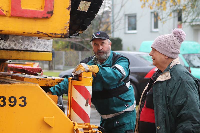 Vánoční strom pro České Budějovice již dorazil na náměstí.