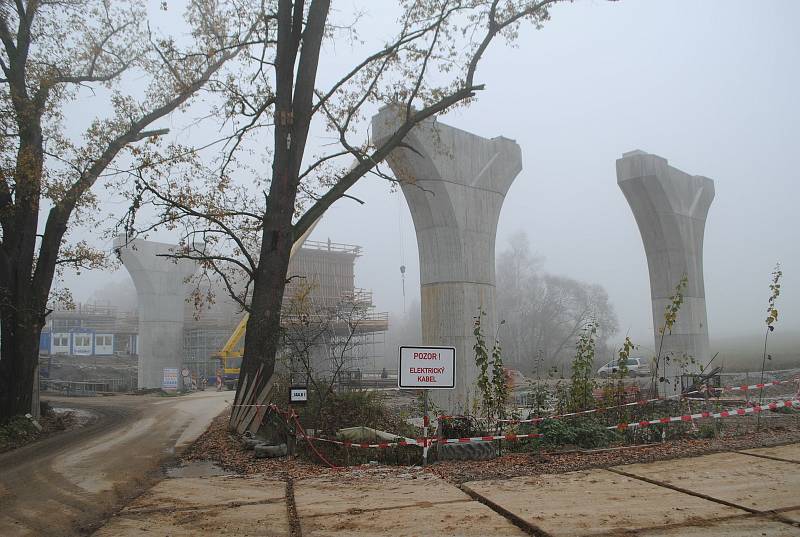 Výstavba D3 u Kamenného Újezdu. Vyroste tu 452 m dlouhá estakáda o 11 polích.