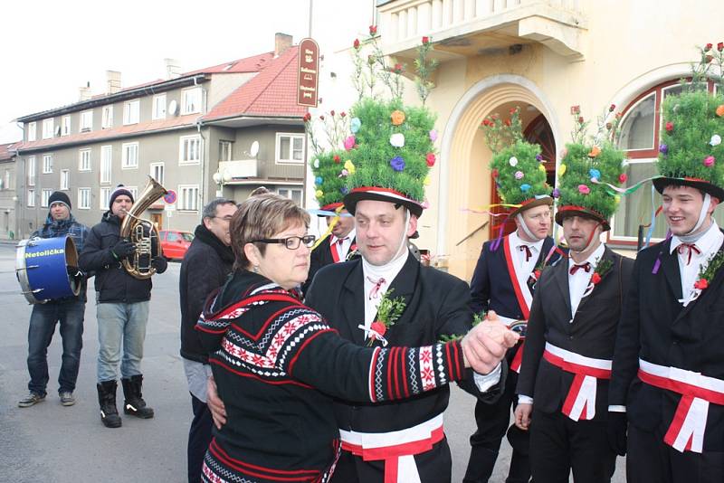 Tanec si nenechala ujít při masopustu v Nových Hradech Anna Bartošová. V neděli ji takto vyvedl Luboš Alexa, jeho kolegové od ní dostali koblihy. „Ty dělám každý rok, to zkrátka musí být,“ usmála se Anna Bartošová.