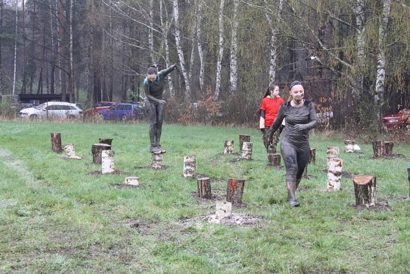 Na obtížnou trať plnou bahna a překážek závodu ARMY RUN na Křivonosce se vydalo více než tisíc nadšenců.