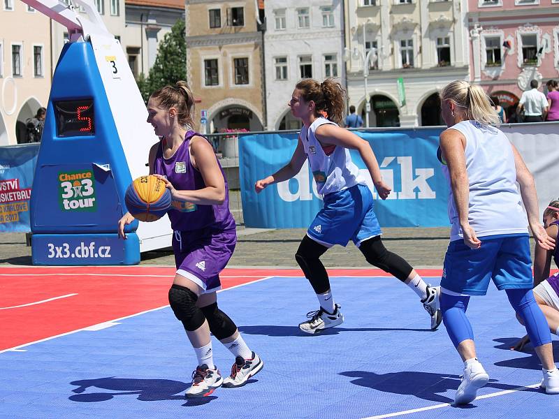 České Budějovice - Sobota 10. června patří na náměstí Přemysla Otakara II. v Českých Budějovicích basketbalu. Po roce tam dorazila Chance 3x3 Tour. U Samsona vyrostly čtyři kurty s mobilními koši.