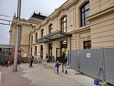 Poslední práce při velké rekonstrukci se nyní provádějí na odbavovací budově vlakového nádraží v Českých Budějovicích. Opravuje se také chodník před nádražím.