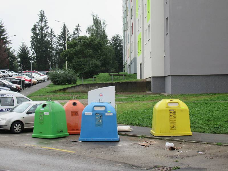 K nejvíce událostem vyjížděli hasiči na Táborsku, ucpávala se kanalizace, padaly stromy a voda se valila ulice i přes silnice. Následky jsou znatelné i v sobotu ráno.