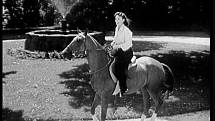 Lída Baarová na koni ve filmu Ohnivé léto. 