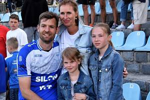 V Táboře v posledním kole letošního ročníku II. ligy končil svou kariéru stoper Jakub Navrátil a byly u toho i obě dcerky Barborka a Tonička i manželka Barbora.