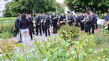 Hudba Hradní stráže a Policie ČR hrála v areálu budějovické nemocnice jako poděkování zdravotníkům za nasazení v době pandemie.