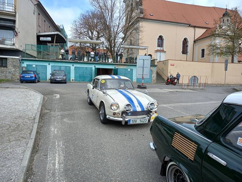 Kontrolní test veteránské rallye Spring Classic v Týně nad Vltavou.