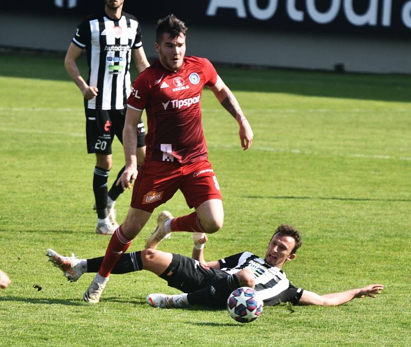 První gól v zápase Dynama s Olomoucí (2:2) dal svou premiérovou trefou v lize Matěj Valenta, jenž na snímku bojuje s Pavlem Zifčákem.
