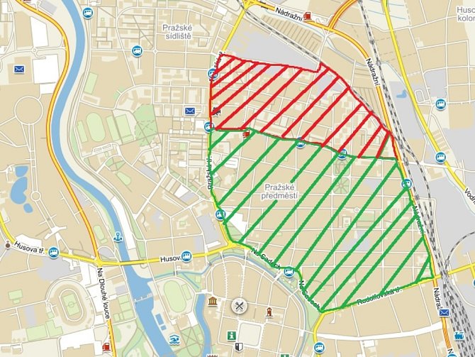 Od příštího roku by chtěla radnice spustit nový systém parkování na části Pražského předměstí (zóna na mapě vyznačená červeně a zeleně).