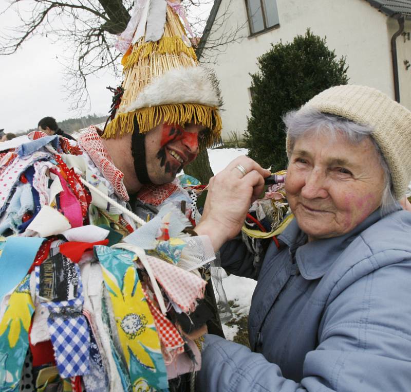 Jako první v Jihočeském kraji vyrazili slavit masopust osadníci z Nesměně u Českých Budějovic.