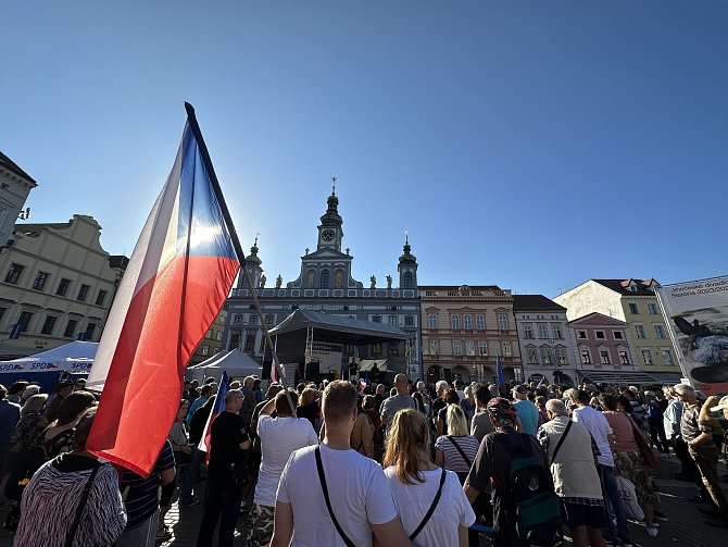 Demonstrace v centru Českých Budějovic se účastnilo několik stovek lidí