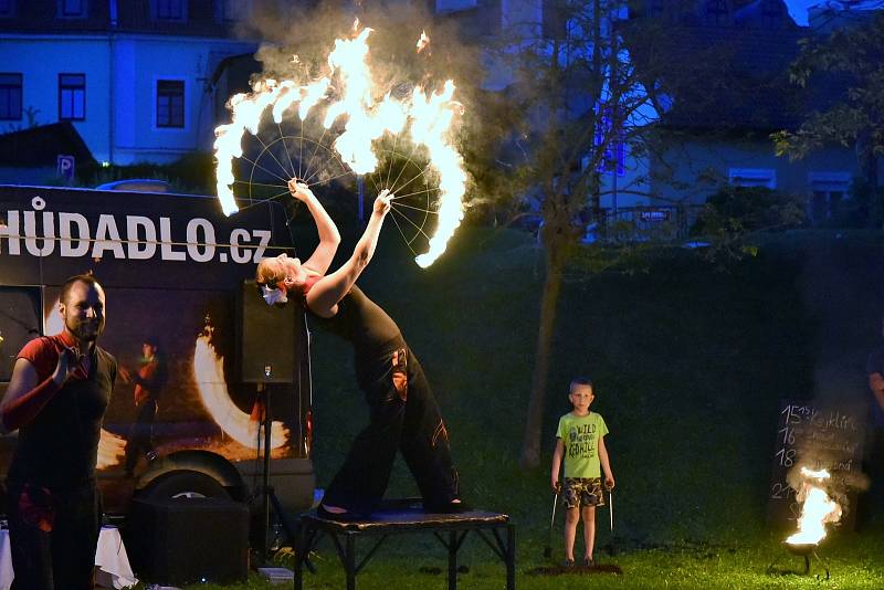 Kejklíři a žongleři bavili v Týně nad Vltavou.