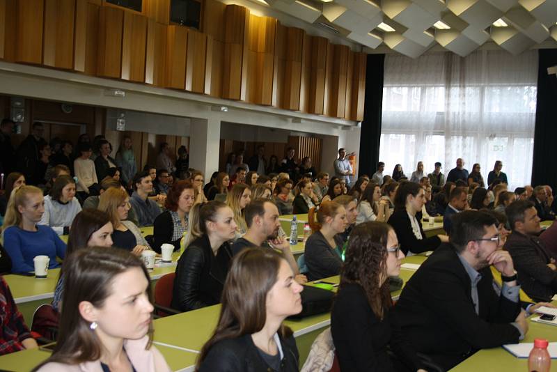 Studenti Jihočeské univerzity zaplnili ve středu aulu. Přednášet přijel guvernér České národní banky.