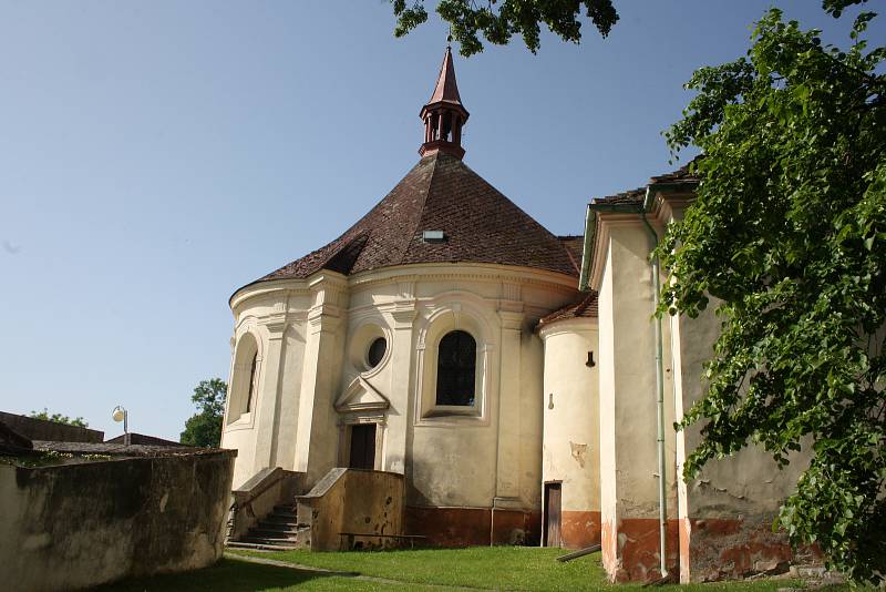 Poutní areál kostela v Římově i známá křížová cesta se dočkají obnovy.