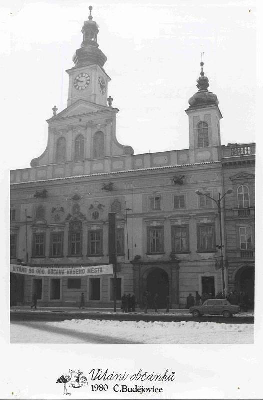 Budova radnice bez čtyř soch, které byly sejmuty kvůli restaurování, rok 1980. Foto ze sbírky fotografií a pohlednic Jiřího Dvořáka poskytl Státní okresní archiv České Budějovice.