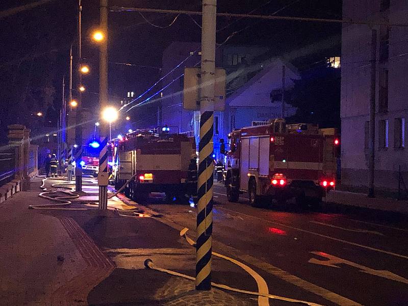 Objekt bývalého kabaretu v českobudějovické Průmyslové ulici v neděli večer zachvátil požár.