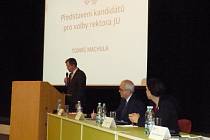 Kandidáti na rektora (zleva) Tomáš Machula, Lubomír Pána  a Dagmar Šimková Parmová představili své vize.