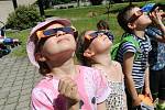 Zatmění Slunce v planetáriu v Českých Budějovicích sledovaly na terase a v kopuli desítky lidí hlavně dětí.