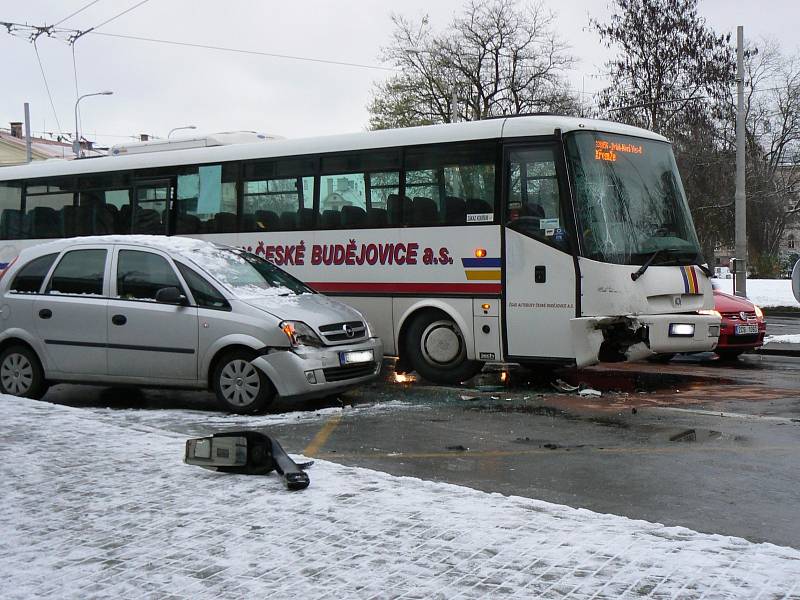 Úterý, první "zimní" den v Českých Budějovicích, nezačalo pro motoristy šťastně. Na snímku je nehoda autobusu, trolejbusu a osobního vozidla u budovy krajského úřadu.