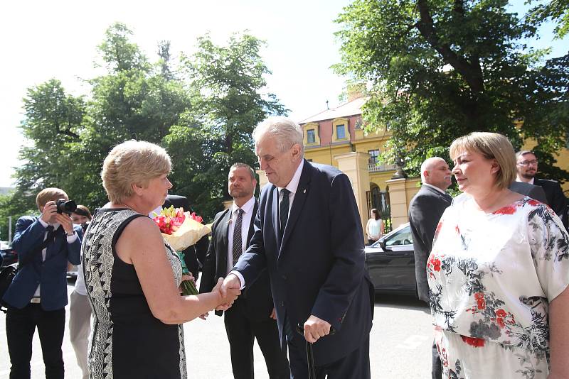 Třídenní cestu po kraji zahájil Miloš Zeman v pondělí dopoledne setkáním s hejtmankou Ivanou Stráskou, zastupiteli a dalšími hosty. Začátku cesty byla přítomná i první dáma Ivana Zemanová.