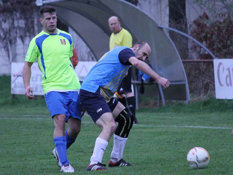 Lídr soutěže SK Nemanice (ve žlutém) doma remizoval se Sedlecem 2:2.