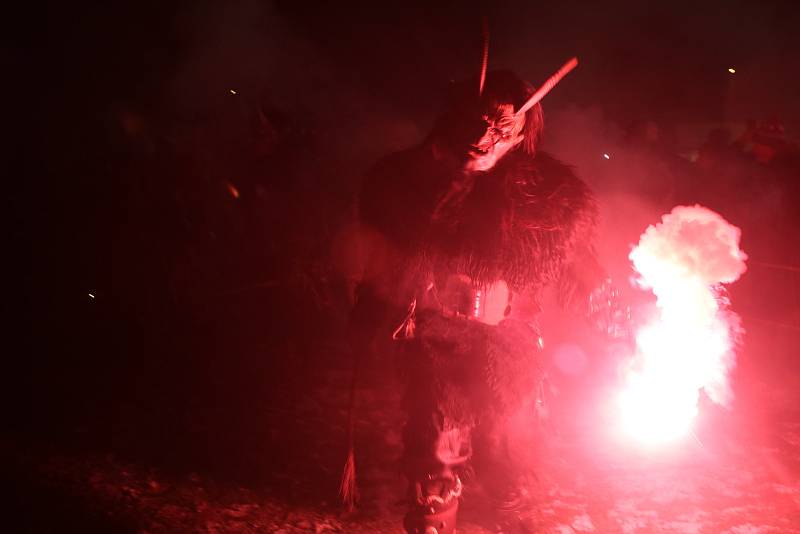 Krampuslauf v Nemanicích na hřišti.