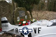 Na setkání u pomníčku amerického pilota Raymonda Reutera přijel i českobudějovický Veteran car club s patnácti jeepy z výbavy americké armády.