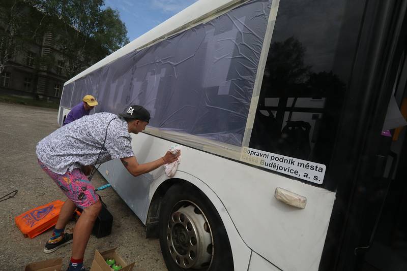 Majáles v Českých Budějovicích 2021. Skupina Myocelium se rozhoduje, jak pomalují na počest Majálesu autobus.