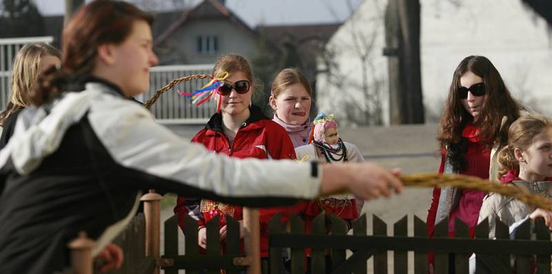 Mladé dívky obcházely podle tradice ve smrtelnou neděli, pátou neděli postní,  stavení ve Vlastiboři na Táborsku s koledou vítající přichod teplého počasí.  