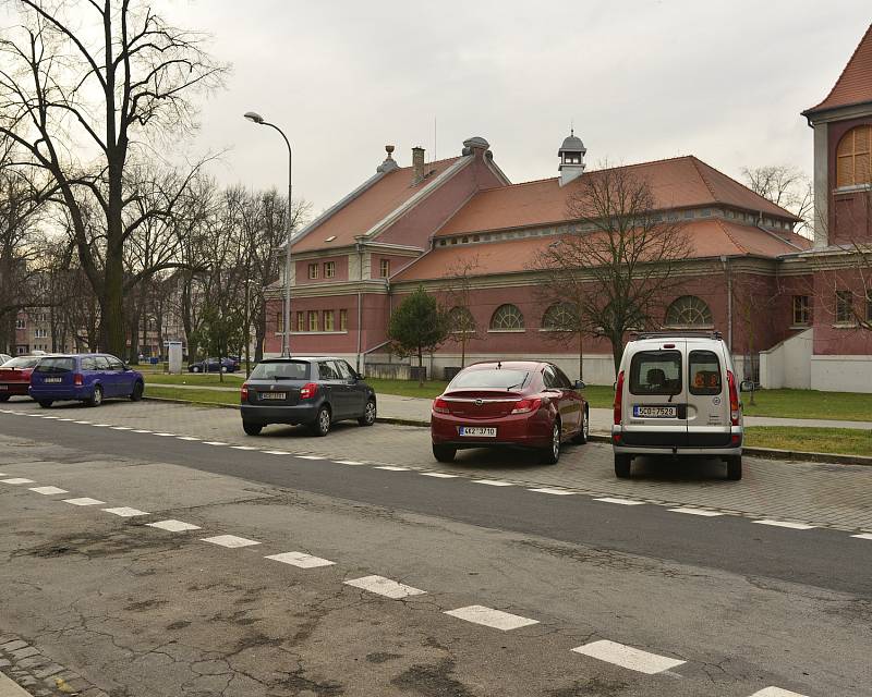 Parkování na Palackého náměstí v Českých Budějovicích a v jeho okolí po zavedení placených zón. Na jaře 2018 z ulic auta skoro zmizela.