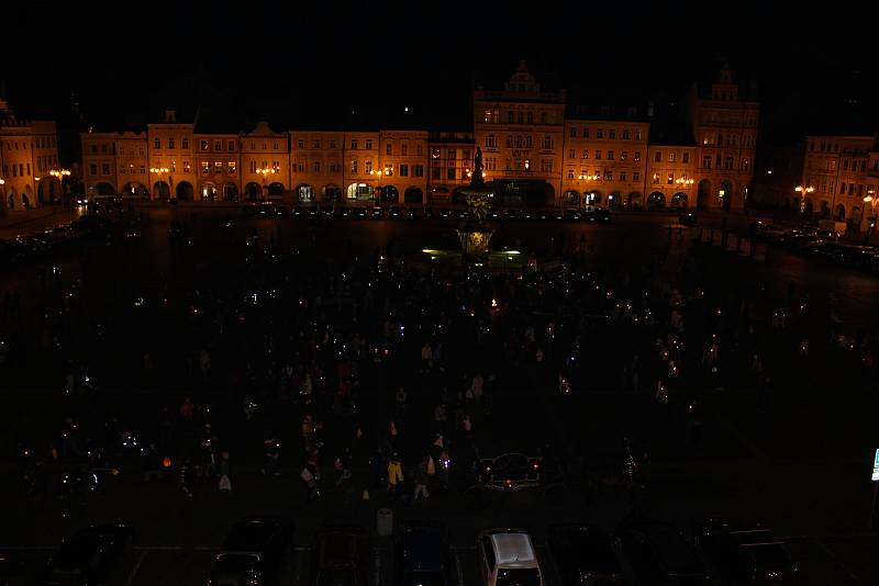 Lampionový průvod v Českých Budějovicích uspořádalo město České Budějovice a herec Víťa Marčík, který chtěl, aby lidé zavzpomínali na zesnulé.