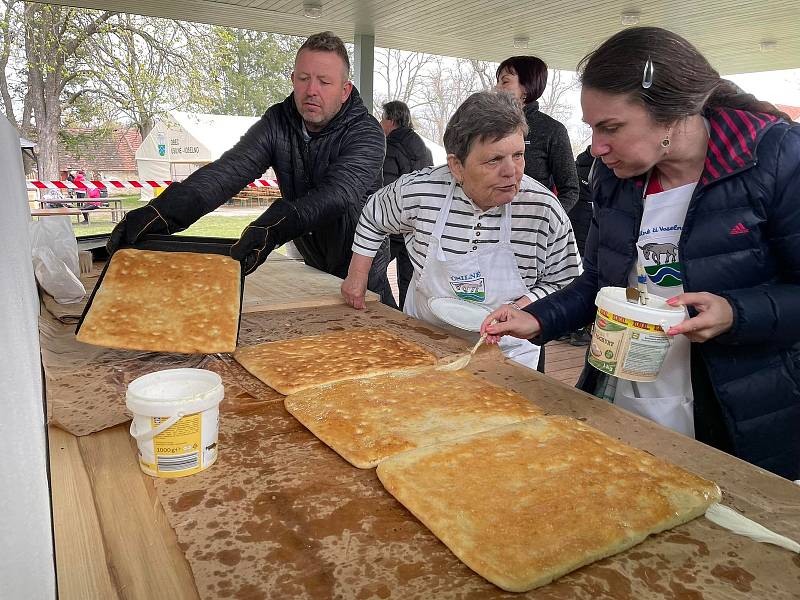 V Úsilném na Českobudějovicku v sobotu poprvé pekli chleba, housky a česnekové placky v nově postavené obecní peci. S přípravou těsta a radami pro správné sázení pečiva do pece pomáhal místním pan Augustin Sobotovič z Volar, který má zkušenosti s pečením 