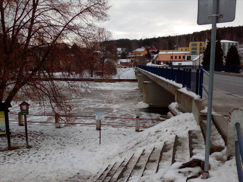 Někde se na vodních plochách na Českobudějovicku držel ve středu ráno led, jinde po něm nebylo ani památky. Na snímku Lužnice v Kolodějích nad Lužnicí.