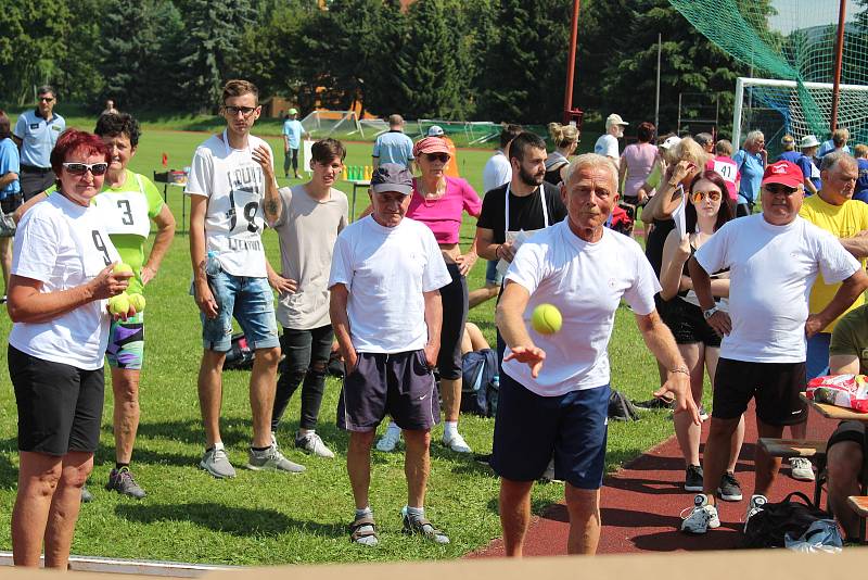 Páté Sportovní hry seniorů přilákaly v úterý do krajského města 20 čtyřčlenných týmů nad 60 let. Soutěžící se pobavili při zdolávání 10 disciplín.