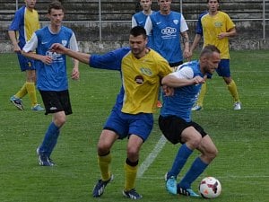 DOHRÁNO. V duelu posledního kola mezi béčkem Táborska a týmem Doubravky bojuje o míč Chotovinský (Táborsko, vpravo) s hostujícím Knakalem.