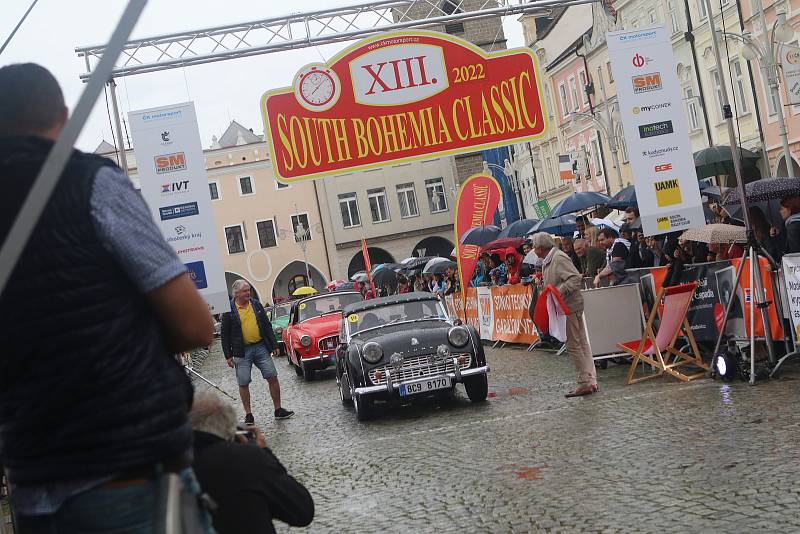 Rallye veteránů South Bohemia Classic. Zahájení na budějovickém náměstí.