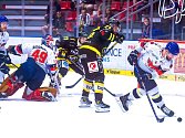 Dramatická situace před brankou Dominika Hrachoviny v utkání hokejistů Banes Motoru s finským Kärpätem Oulu. Ve středu je čeká závěrečný přípravný duel s Jihlavou.