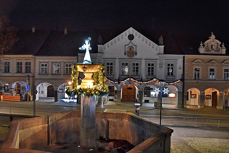 Slavnostní adventní výzdoba Žižkova náměstí v Trhových Svinech.