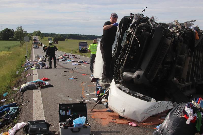 Dopravu na hlavním tahu mezi Českými Budějovicemi a Pískem komplikovala v pondělí odpoledne nehoda autobusu a dvou dodávek.