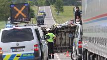 Dopravu na hlavním tahu mezi Českými Budějovicemi a Pískem komplikovala v pondělí odpoledne nehoda autobusu a dvou dodávek.