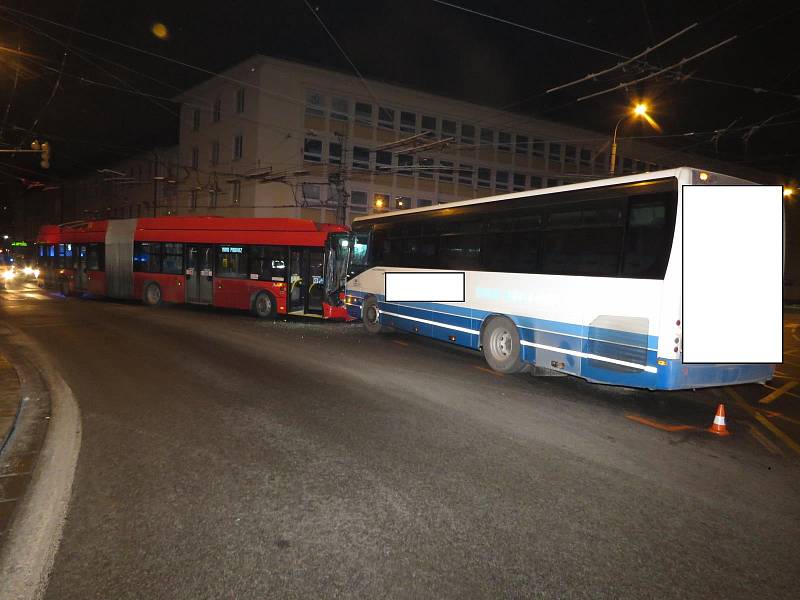 Čelní srážka linkového autobusu s trolejbusem skončila bez zranění