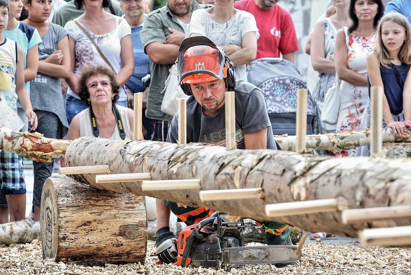 Návštěvníci Dřevorubeckých slavností fandili závodníkům, kteří bojovali o titul "Král dřevorubců 2018".