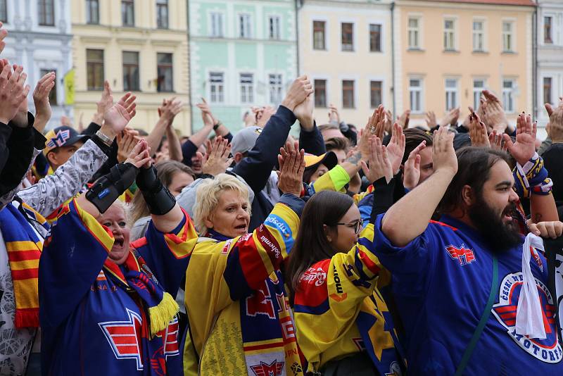 Fanoušci Motoru České Budějovice prošli v průvodu městem.