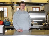 Jiří Remiáš je kuchařem na mezinárodní škole internátního typu v Hluboké nad Vltavou.  Denně tu vydává například 170 obědů, přičemž se snaží vyhovět rozmanitým chutím lidí ze všech koutů světa.