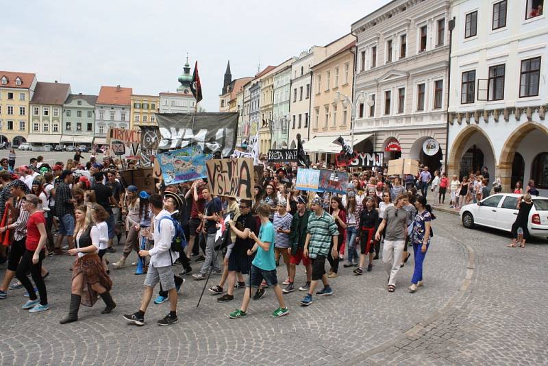 Celý týden žily České Budějovice multižánrovým festivalem Budějovický Majáles. Ten se v pátek rozloučil s krajským městem průvodem na náměstí Přemysla Otakara II., volbou krále a řadou koncertů.