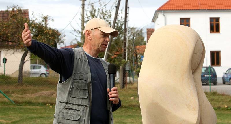 Kamenná nezapomíná na minulost a hledí kupředu. Se zájmem se v sobotu sešli na návsi místní, aby se poprvé pokochali pohledem na novou sochu. Někteří si dívku symbolizující poválečný odsun místních Němců i následující české dosídlení také pohladili.